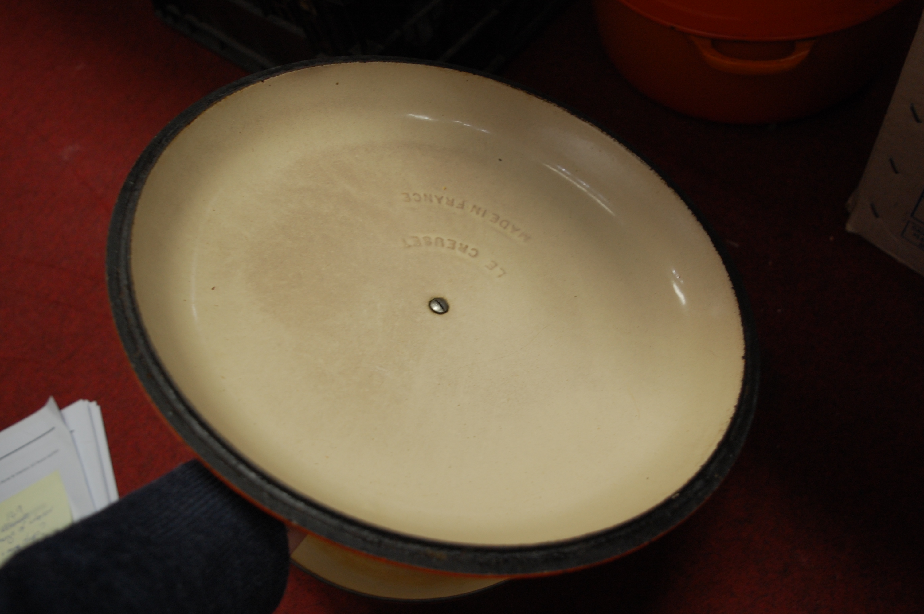 A Le Creuset orange enamelled casserole dish and cover together with one other smaller example (2) - Image 4 of 12