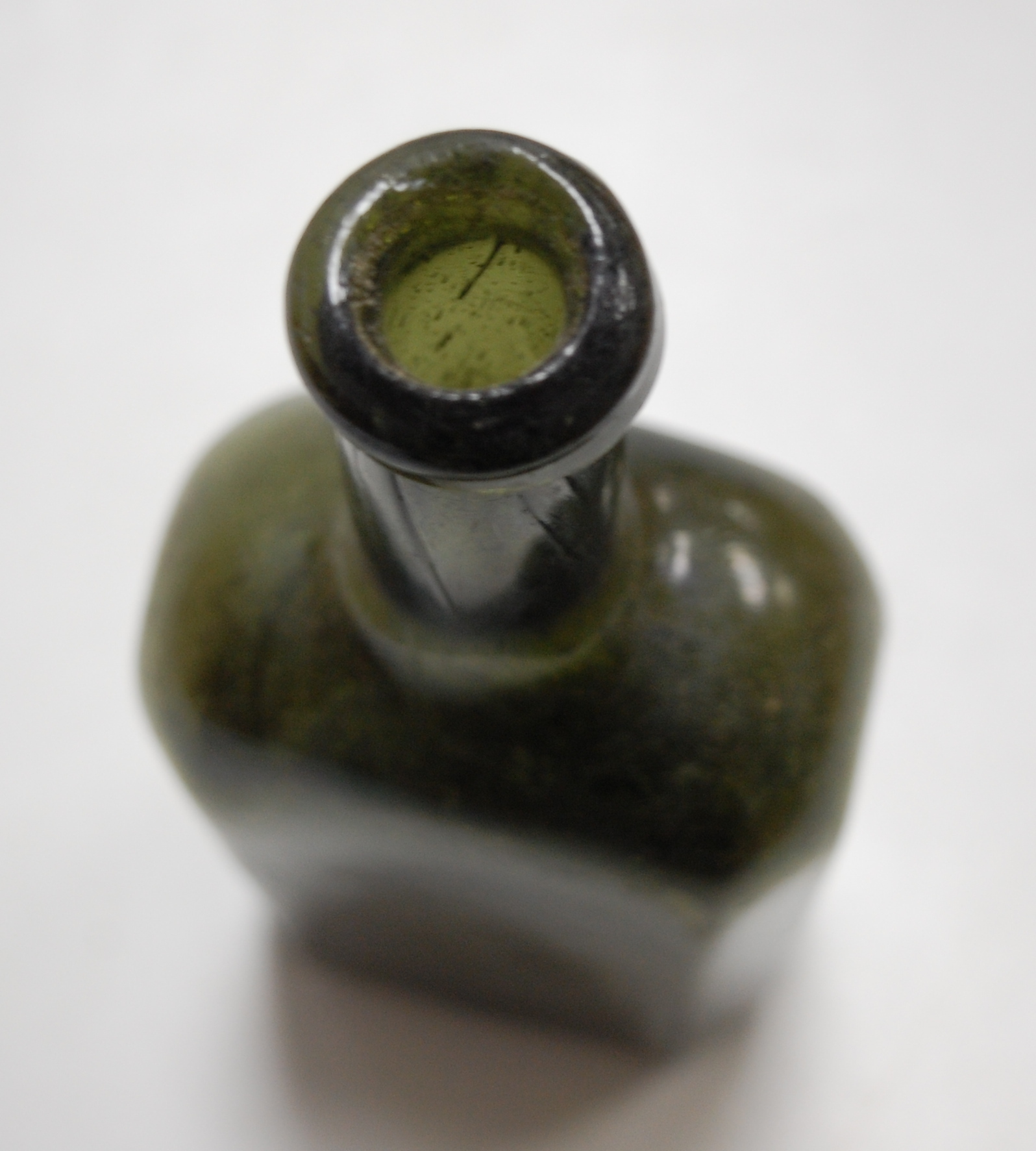 A collection of assorted glass and stoneware bottles to include Bloys & Sons, Sudbury, Suffolk, GW - Image 3 of 5