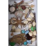 A tray of assorted costume jewellery, to include filigree brooch, heavy paste set pendant etc