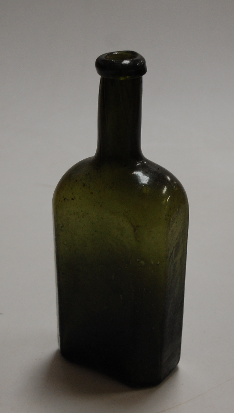 A collection of assorted glass and stoneware bottles to include Bloys & Sons, Sudbury, Suffolk, GW - Image 2 of 5