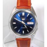 A gent's Seiko 5 steel cased automatic wristwatch, having a midnight blue dial with luminous baton