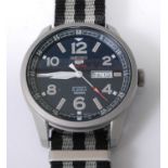 A gent's Seiko 5 Sports steel cased automatic wristwatch, having a blue/grey dial, with day-date
