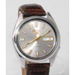 A gent's Seiko 5 steel cased automatic wristwatch, having a silvered dial with luminous baton