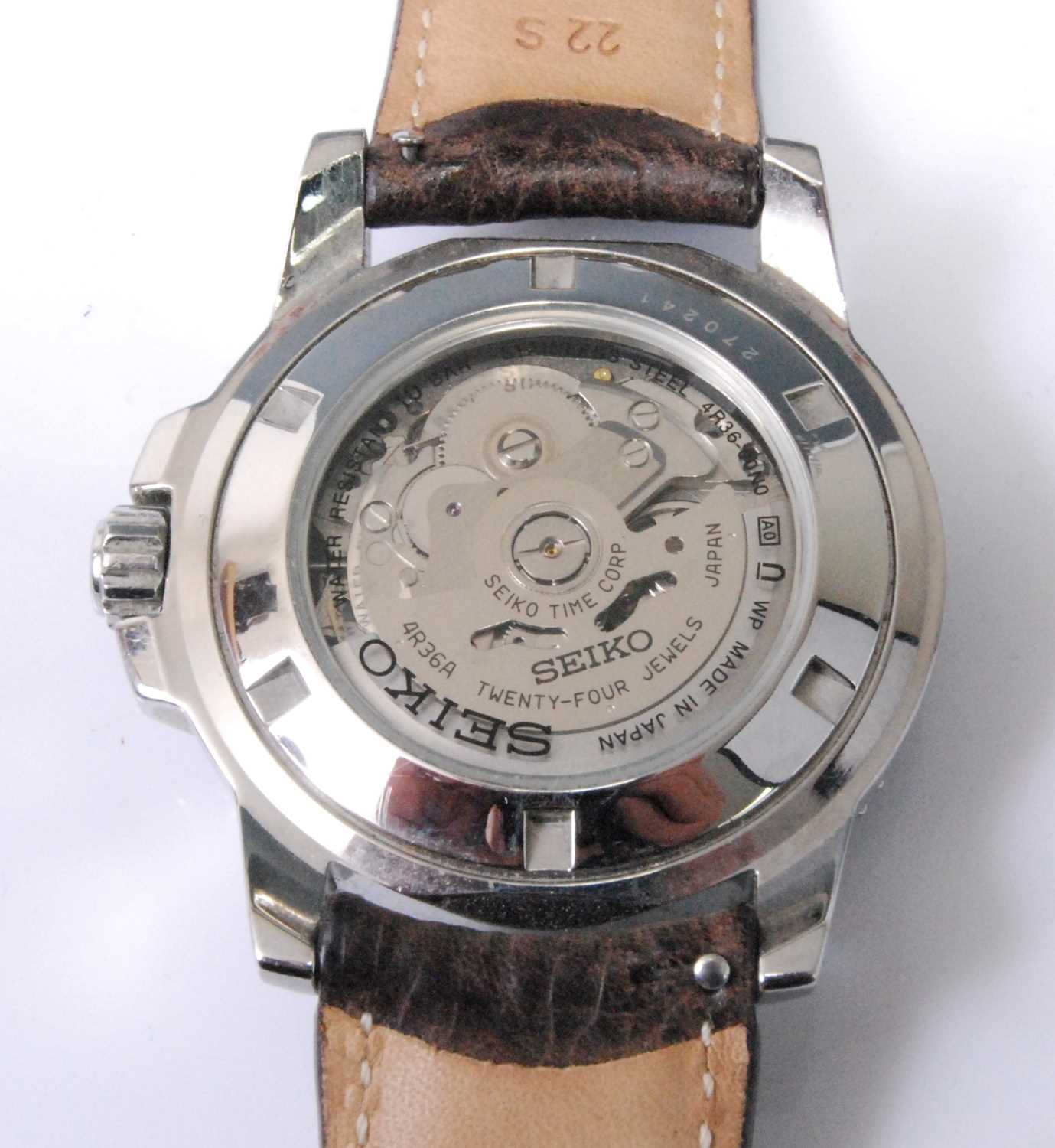 A gent's Seiko 5 Sports steel cased automatic wristwatch, having a camouflage dial, day-date - Image 3 of 4