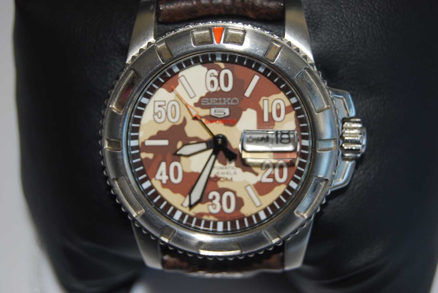 A gent's Seiko 5 Sports steel cased automatic wristwatch, having a camouflage dial, day-date - Image 4 of 4