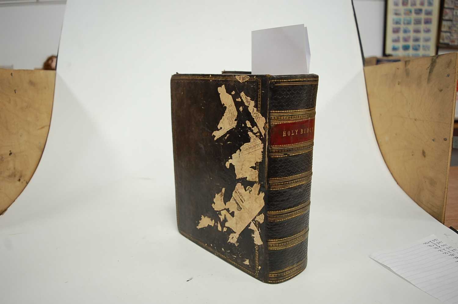 Two leather bound BiblesCondition report: Both rather tatty. Bible at top – 25x20x8cm, no date or - Bild 3 aus 13