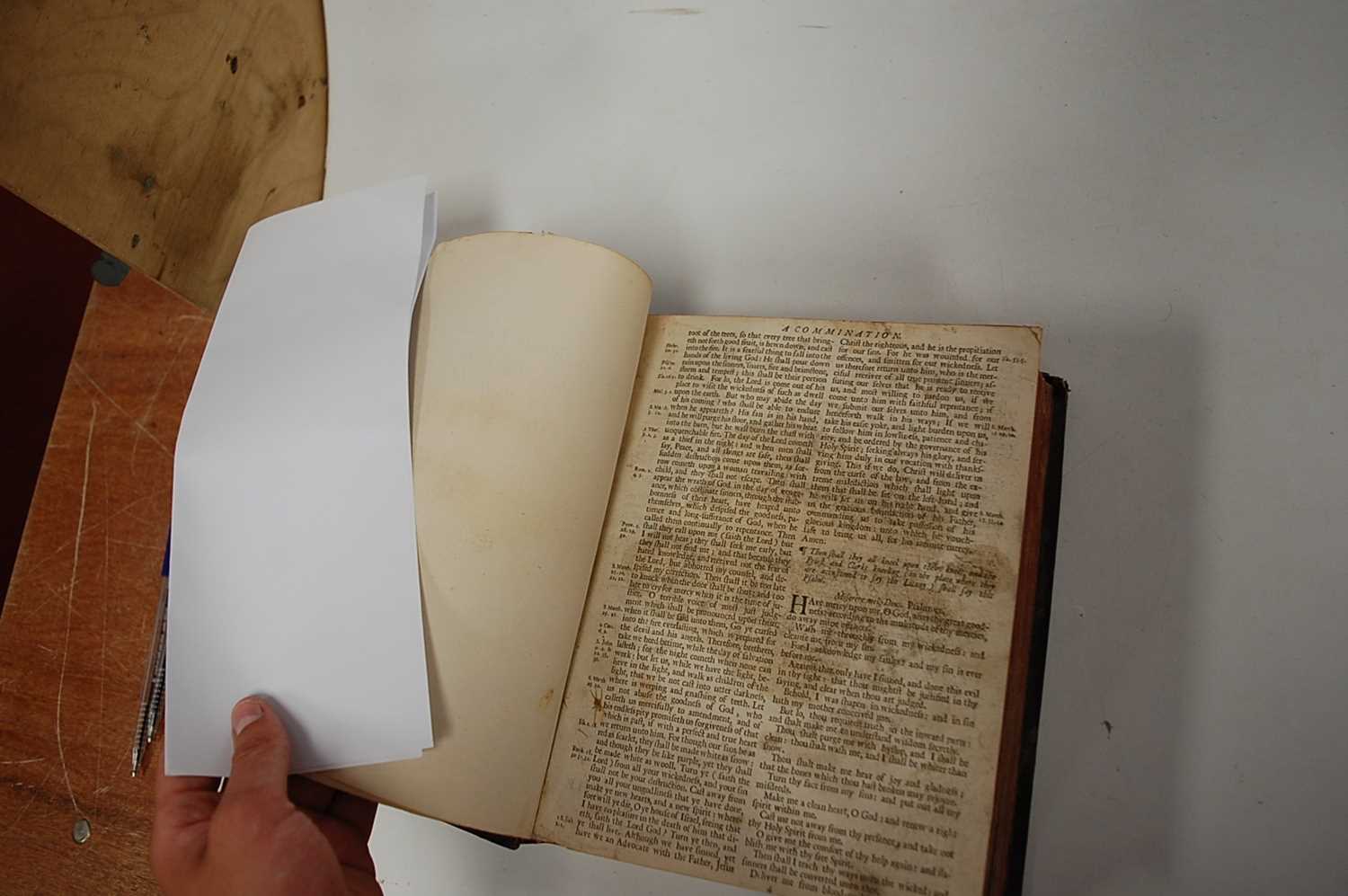 Two leather bound BiblesCondition report: Both rather tatty. Bible at top – 25x20x8cm, no date or - Bild 6 aus 13