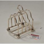 An Edwardian silver four-division toast-rack, 3.3oz, Birmingham 1909, w.9cmCondition report: Quite