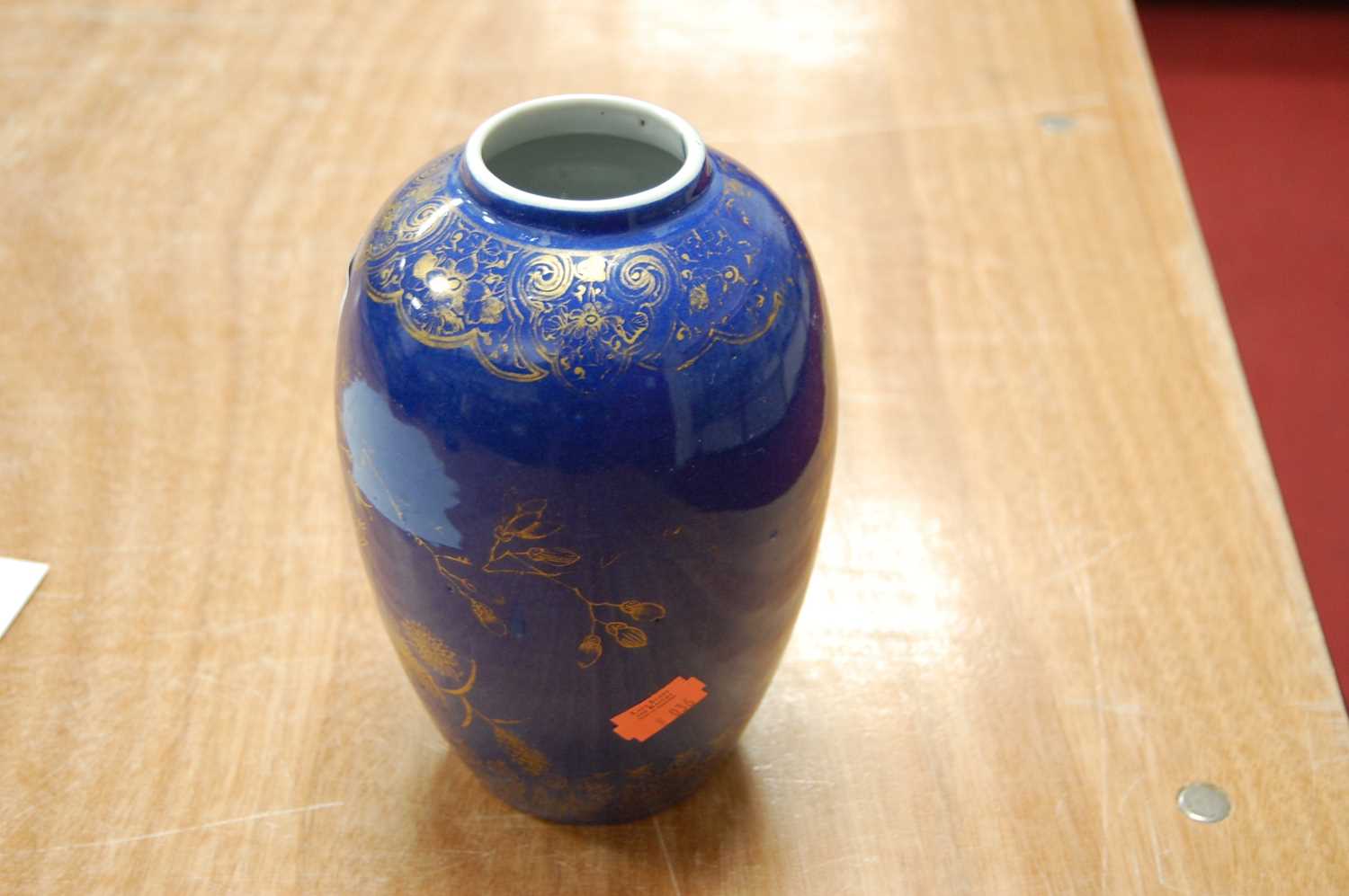 A Japanese stoneware jar and cover, of baluster form, decorated in gilt with exotic birds amidst - Bild 4 aus 8