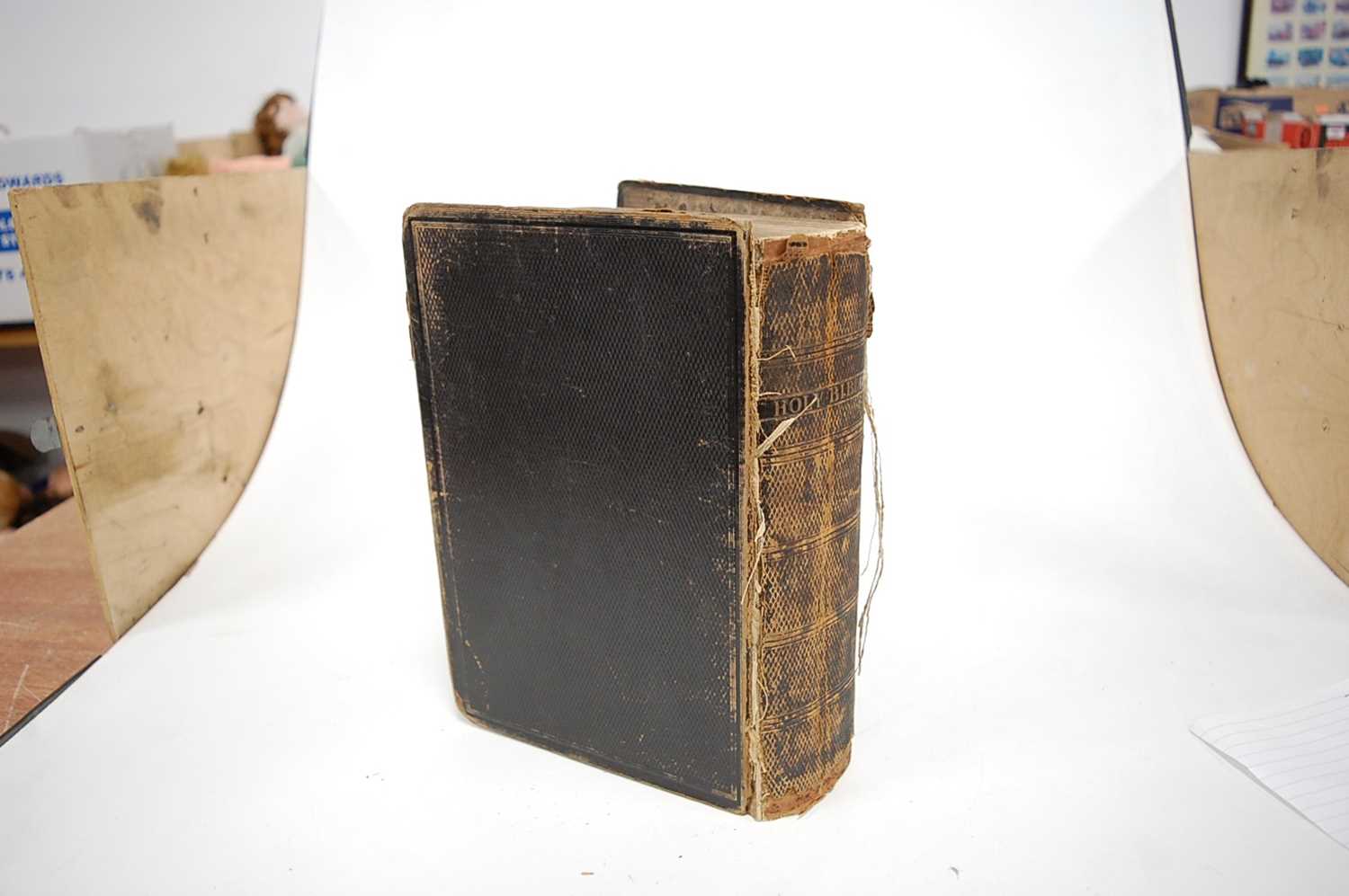 Two leather bound BiblesCondition report: Both rather tatty. Bible at top – 25x20x8cm, no date or - Bild 10 aus 13