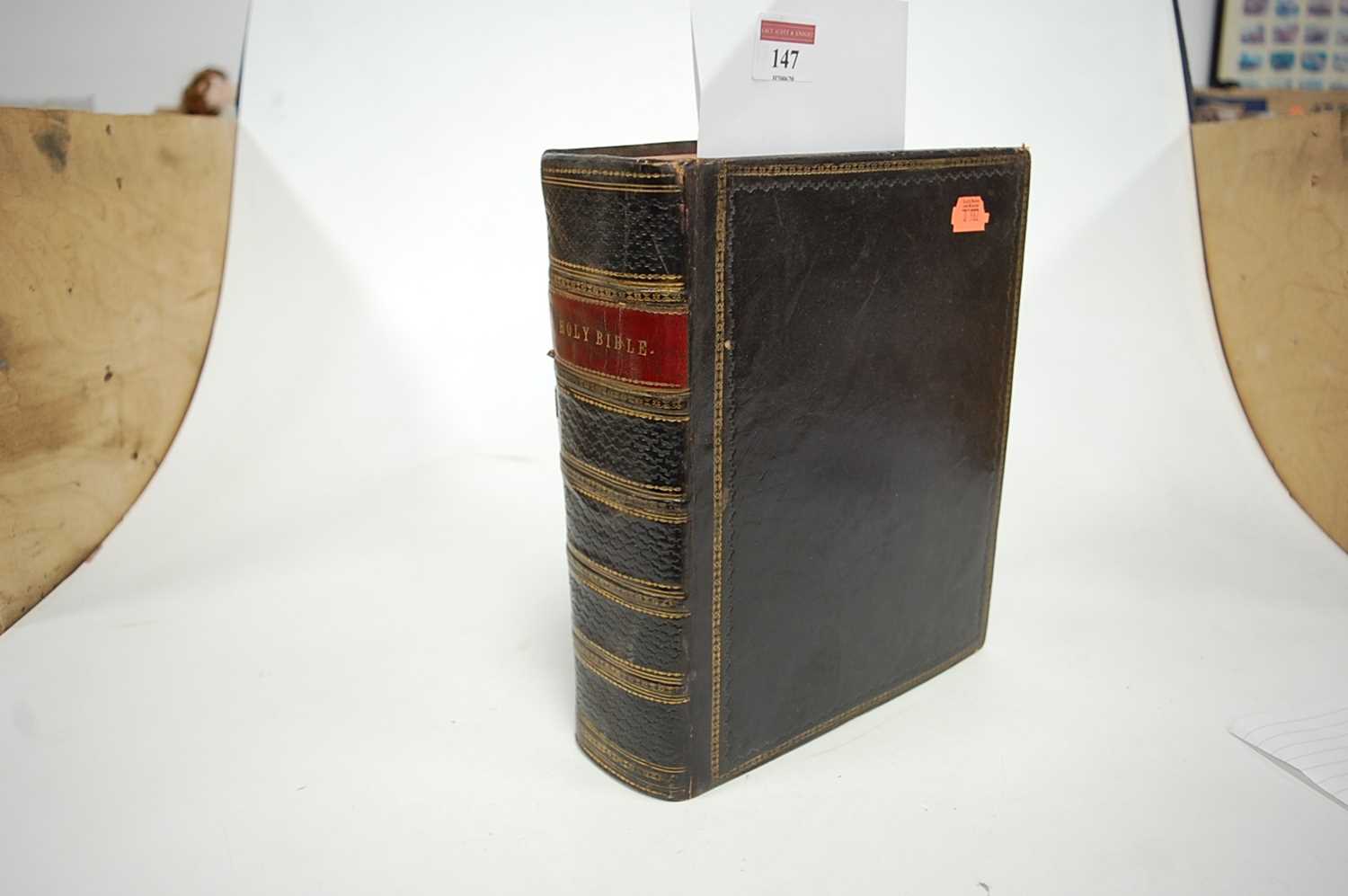 Two leather bound BiblesCondition report: Both rather tatty. Bible at top – 25x20x8cm, no date or - Bild 2 aus 13