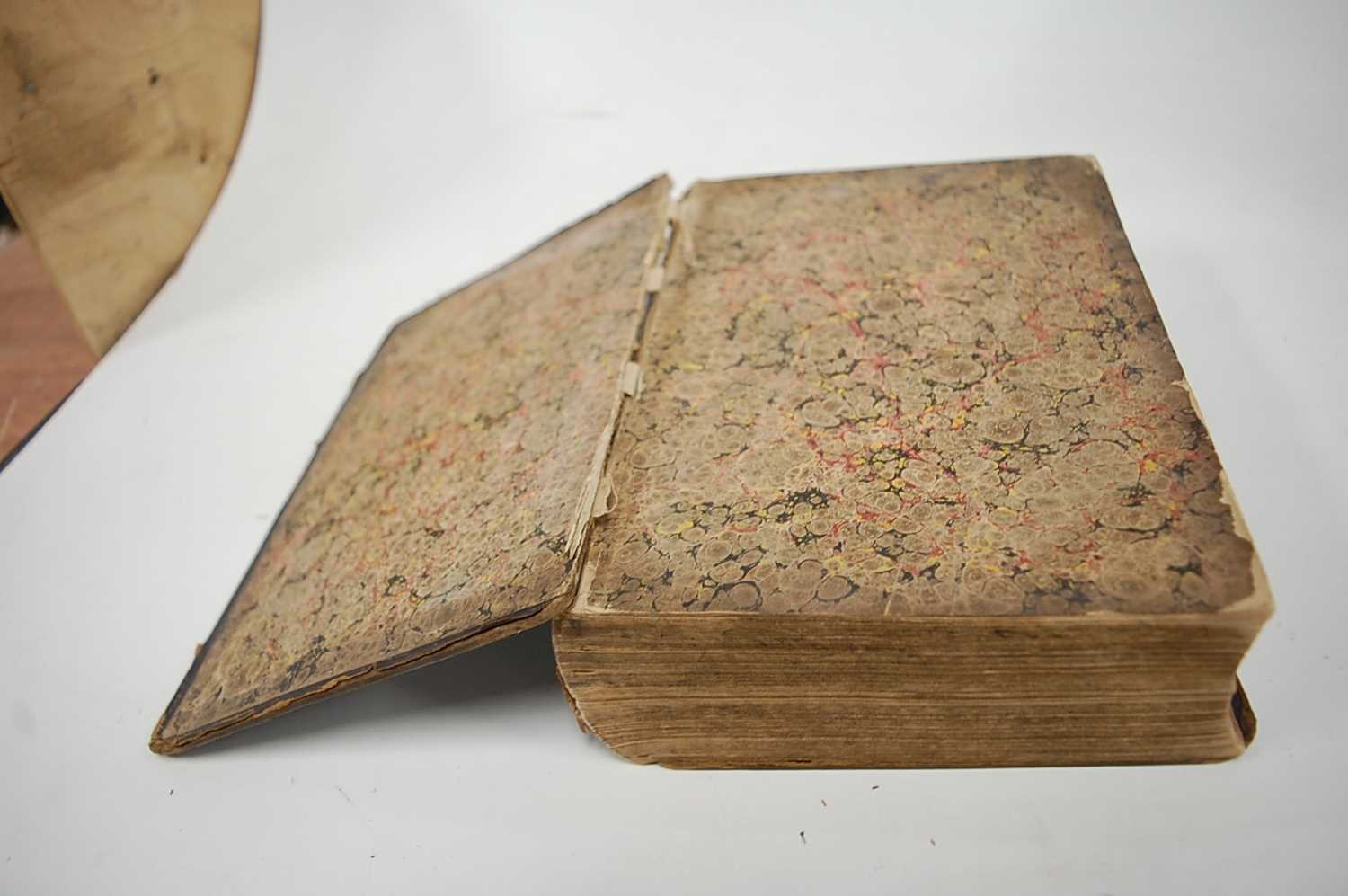 Two leather bound BiblesCondition report: Both rather tatty. Bible at top – 25x20x8cm, no date or - Bild 11 aus 13