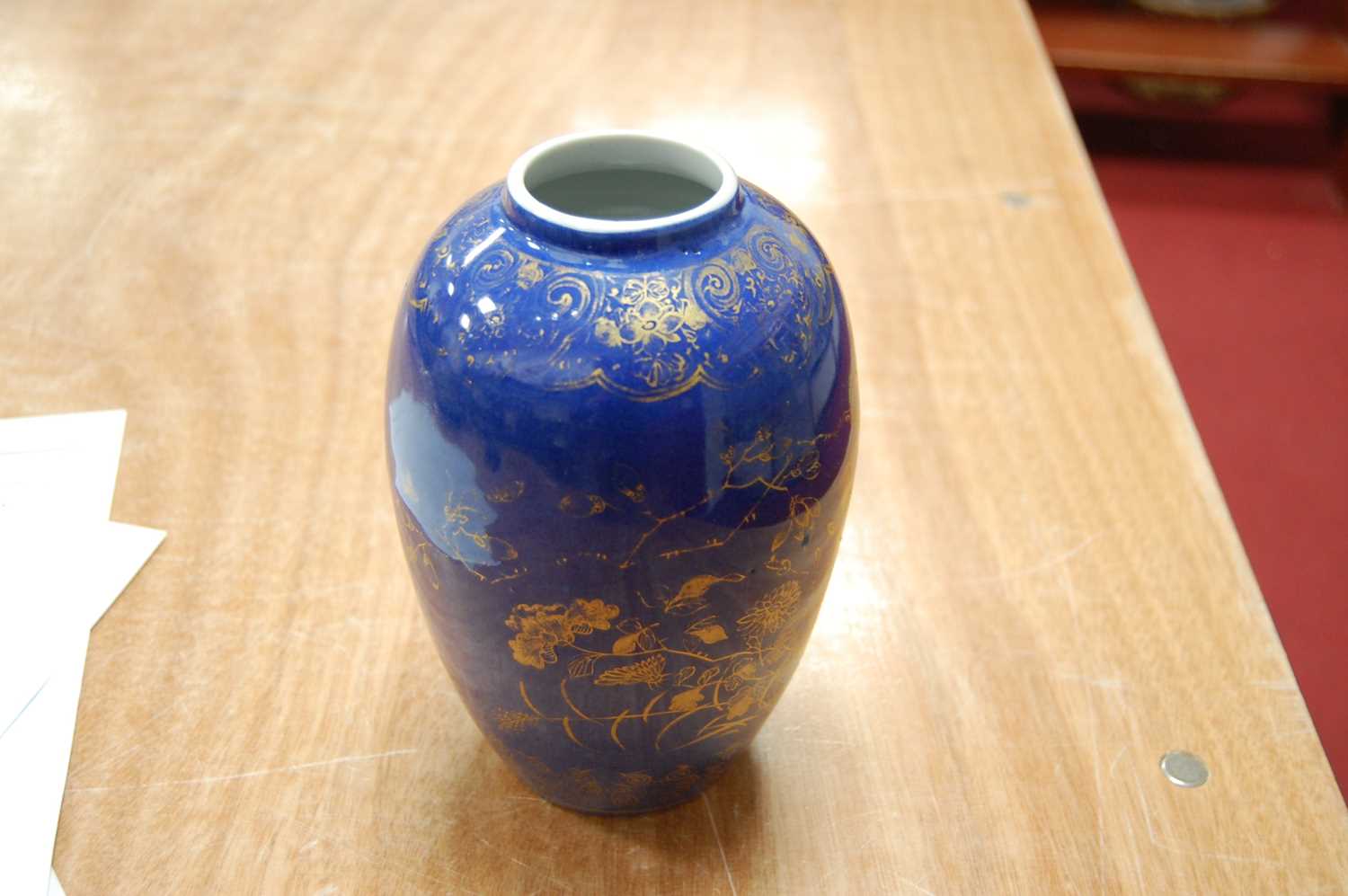 A Japanese stoneware jar and cover, of baluster form, decorated in gilt with exotic birds amidst - Bild 6 aus 8