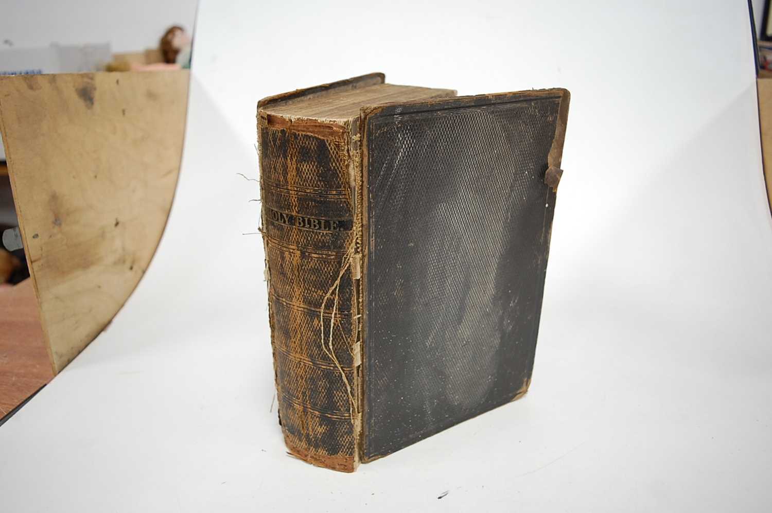 Two leather bound BiblesCondition report: Both rather tatty. Bible at top – 25x20x8cm, no date or - Bild 9 aus 13