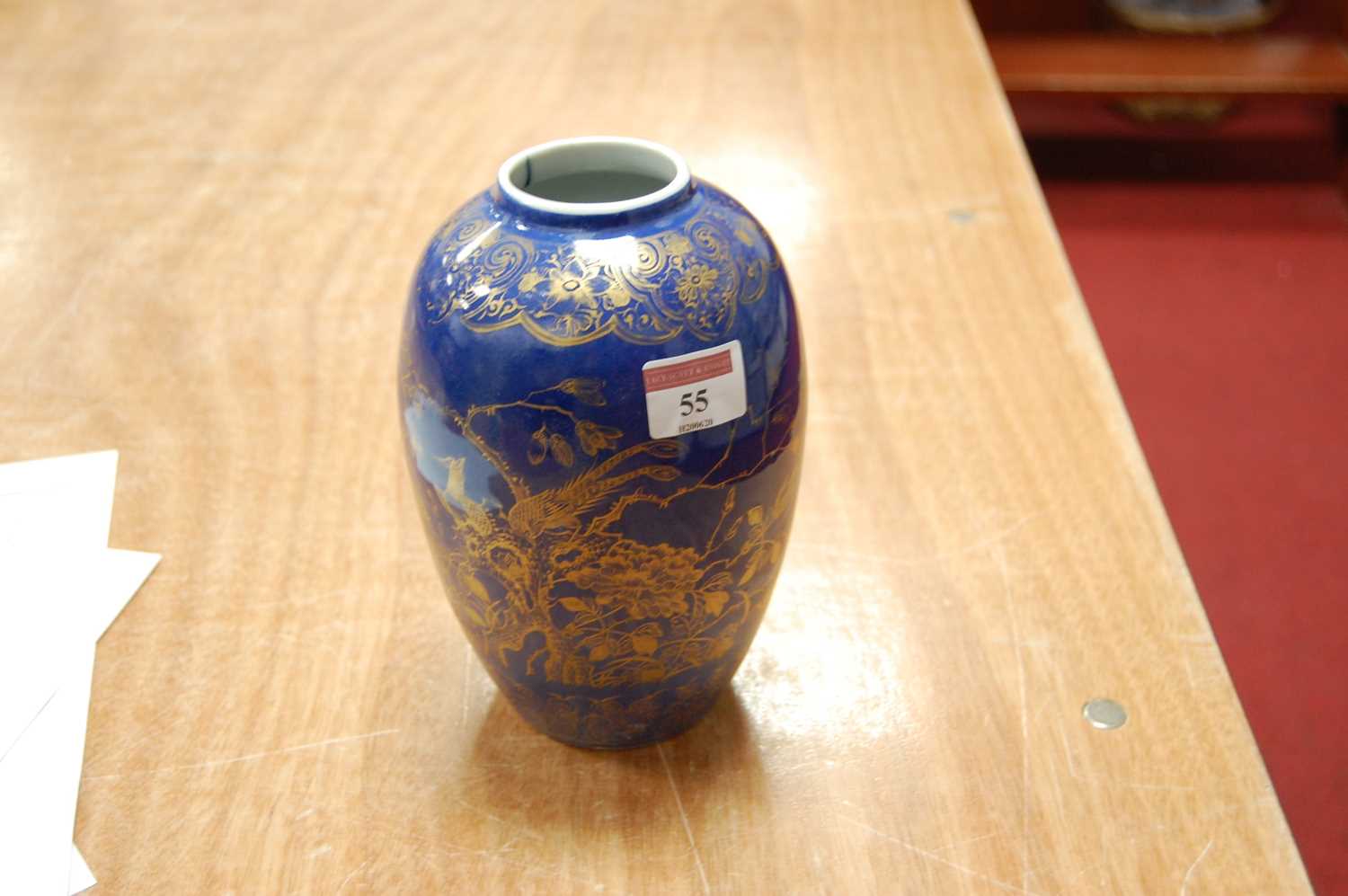 A Japanese stoneware jar and cover, of baluster form, decorated in gilt with exotic birds amidst - Bild 5 aus 8