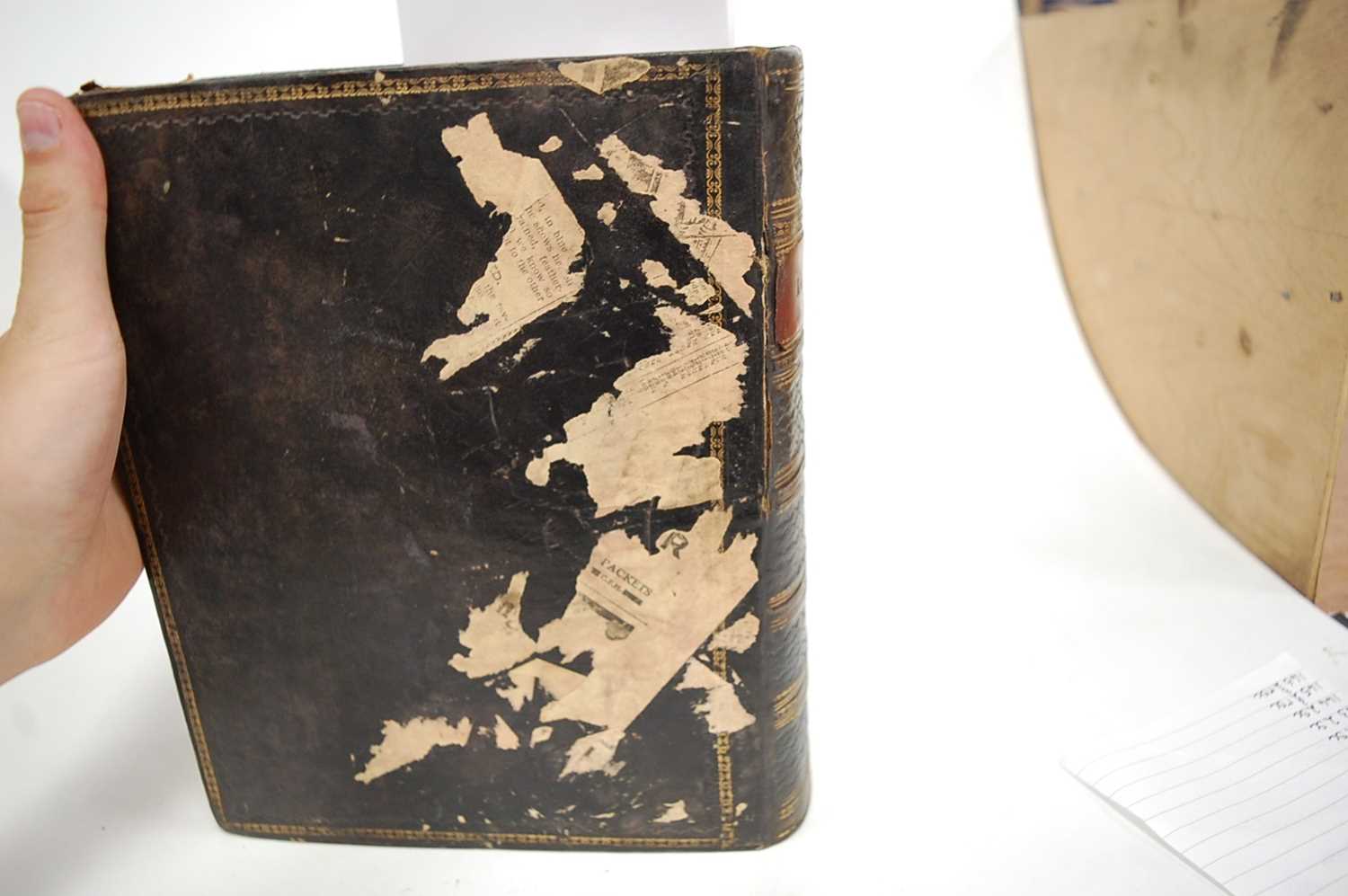 Two leather bound BiblesCondition report: Both rather tatty. Bible at top – 25x20x8cm, no date or - Bild 4 aus 13