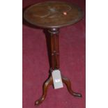 An early 20th century mahogany circular fixed dish-top cluster pedestal occasional table, h.63.