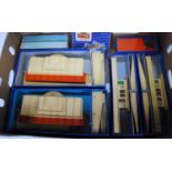 Selection of clean, boxed Hornby Dublo D1 accessories, 2x through station, 2x island platform,