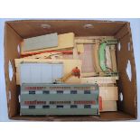 A tray and a box containing quantity of Hornby Dublo D1 buildings and accessories plastic kit