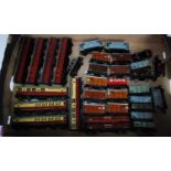 Tray containing Hornby Dublo rolling stock 4x D11 and 4x D14 coaches (F-G) and 25 mainly D1