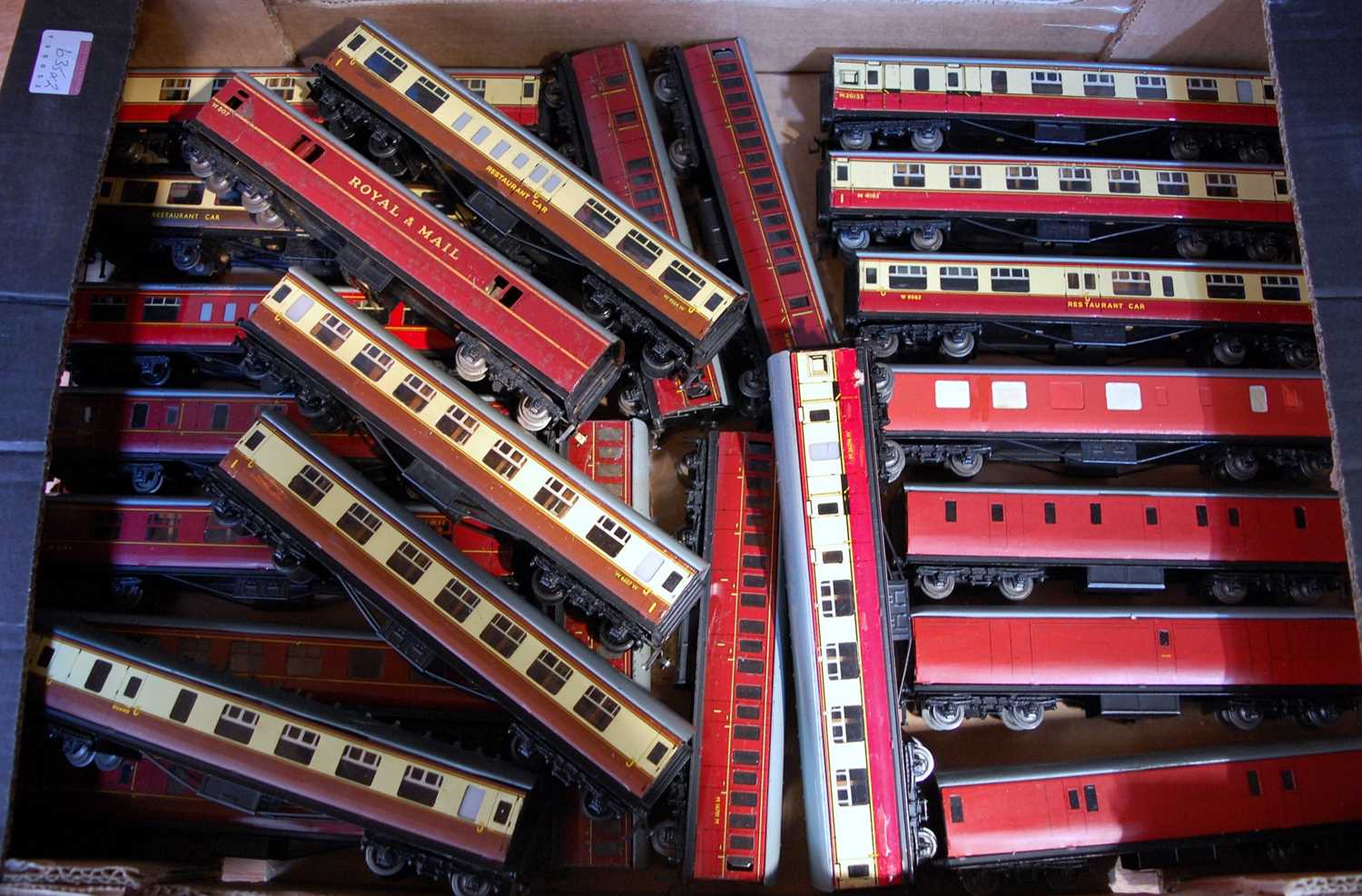 2 trays containing 10 super detail and 25 earlier type Hornby Dublo coaches, 4 items converted to - Image 2 of 2