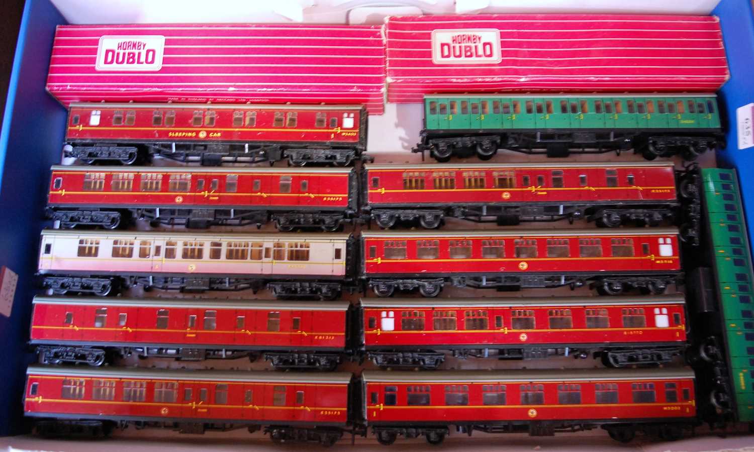 2 trays containing 10 super detail and 25 earlier type Hornby Dublo coaches, 4 items converted to