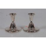 A pair of modern silver dwarf table candlesticks, each on loaded base, by Elkington & Co, h.8.5cm