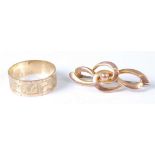 A 9ct gold wedding band with engraved decoration, size U, together with a 9ct gold bar brooch having