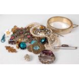 A bag of assorted costume jewellery to include silver thistle brooch, faux pearl necklace, hinge