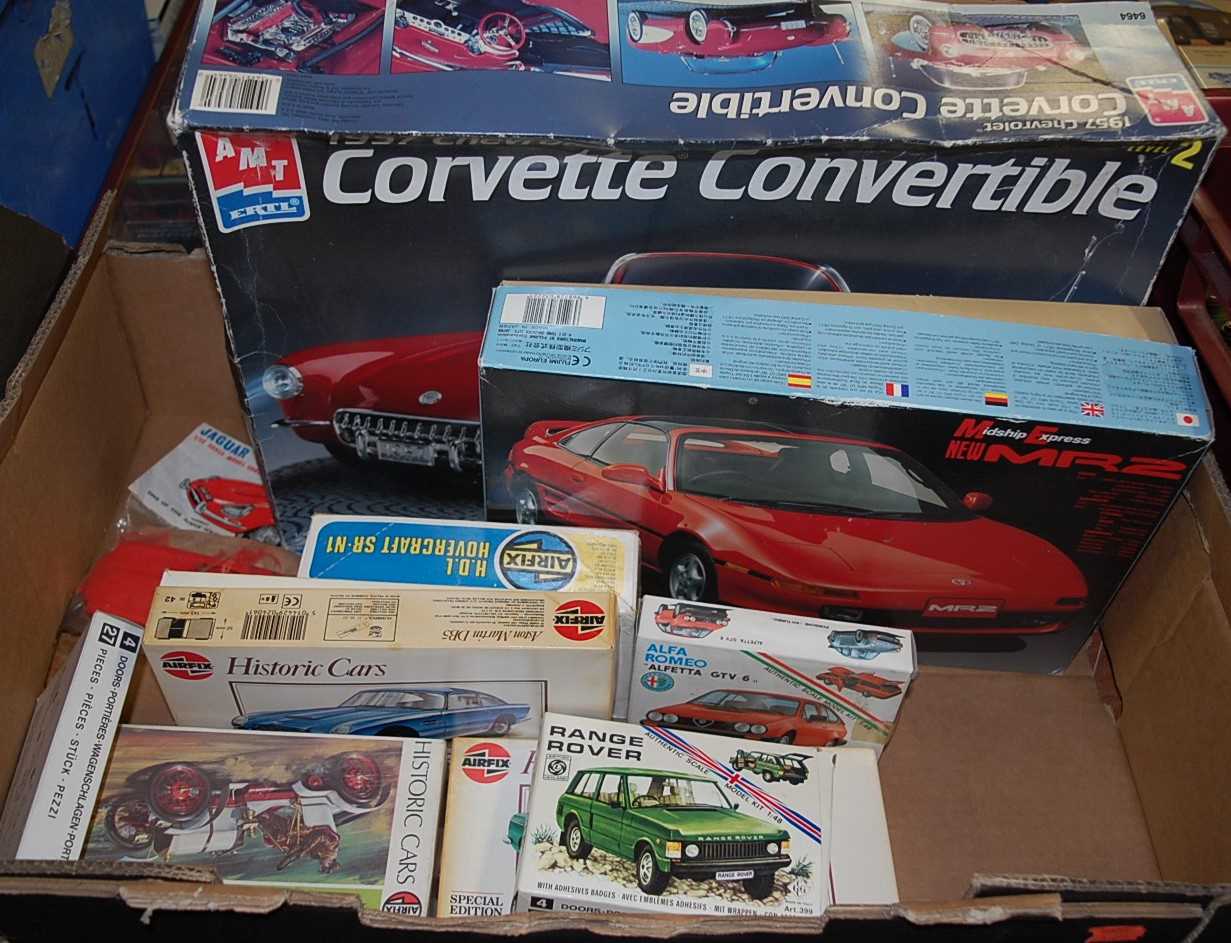 A box of plastic kits to include AMT Ertl Corvette Convertible, Airfix Aston Martin DB5, Airfix 1904