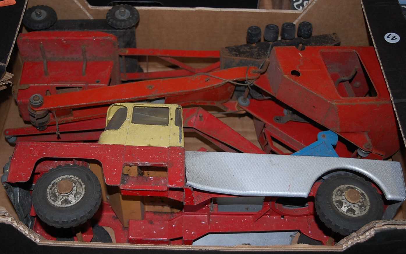 A box containing Triang crane, and another, and a Triang breakdown truck