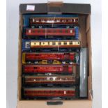 10 Hornby Dublo tinplate coaches: D21 Br/2nd (NM-BE), 4401 2/3 rail TPO (NM-BE), 6x LMS D3 (F), 1x