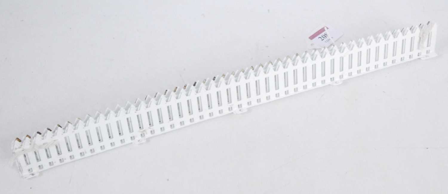 Five lengths Hornby paled fencing, comprising 4 white repro (M) and one cream original, noticeably