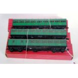 Three Hornby Dublo Super Detail Southern suburban coaches, green; 4081 2nd class (NM-BNM),