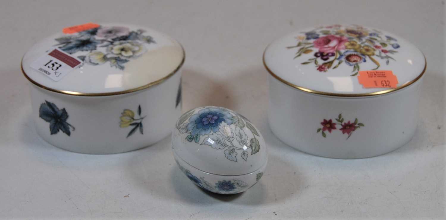 Two Worcester trinket jars and covers; together with a Wedgwood example (3)