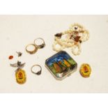 Assorted costume jewellery, to include various rings, faux pearl necklace, powder compact etc