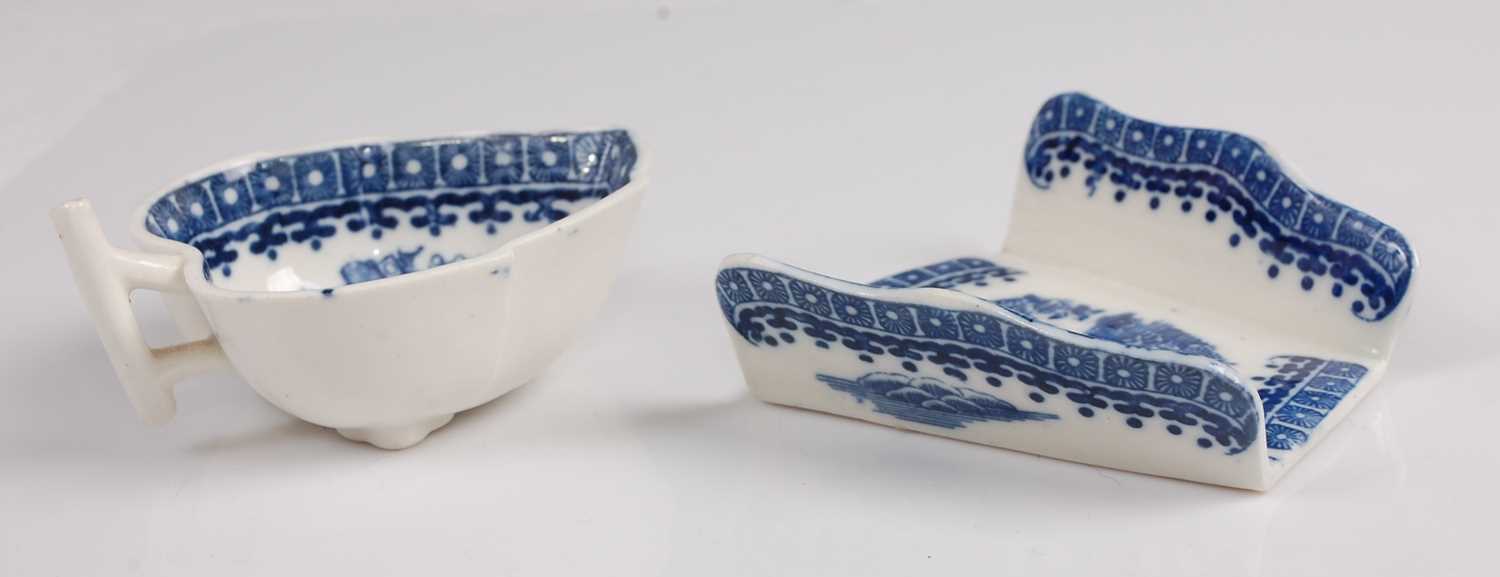 A late 18th century Caughley porcelain blue and white asparagus server, decorated in the Fisherman - Image 2 of 3