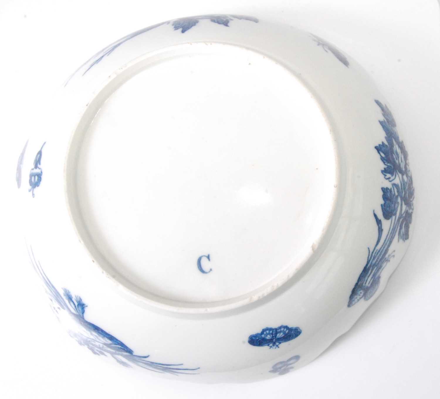 A Worcester porcelain blue and white bowl, decorated in the Pinecone pattern and having scallop - Image 6 of 6