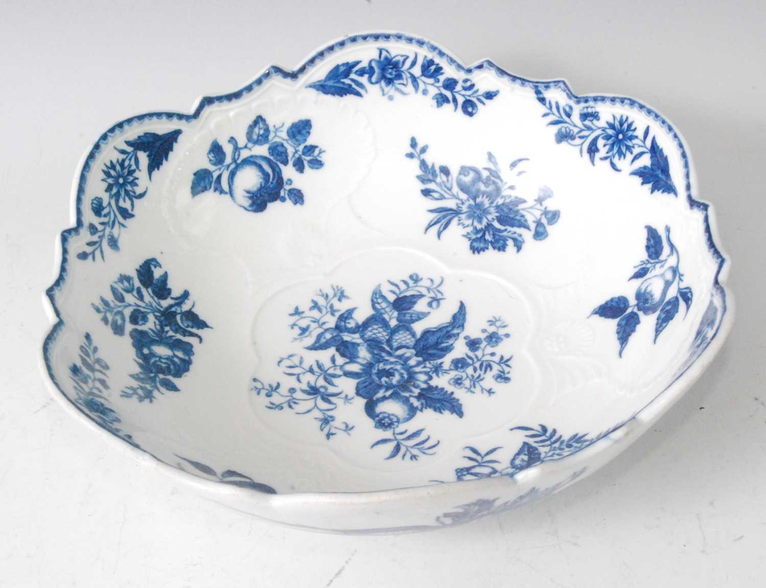 A Worcester porcelain blue and white bowl, decorated in the Pinecone pattern and having scallop