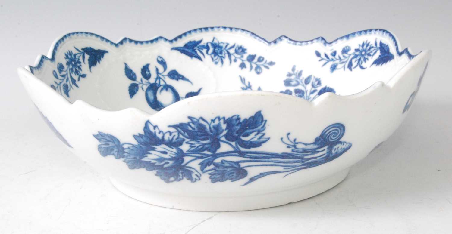 A Worcester porcelain blue and white bowl, decorated in the Pinecone pattern and having scallop - Image 3 of 6