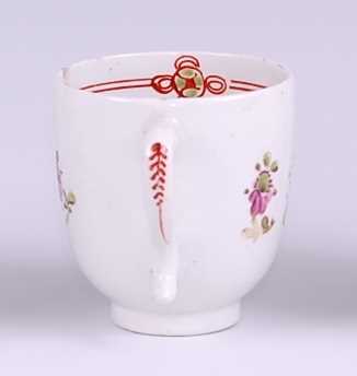 A Lowestoft porcelain coffee can, polychrome enamel decorated in the Curtis pattern, circa 1780, - Image 4 of 5