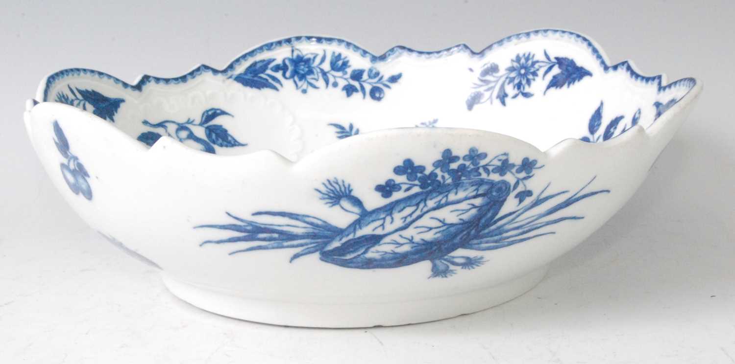 A Worcester porcelain blue and white bowl, decorated in the Pinecone pattern and having scallop - Image 4 of 6