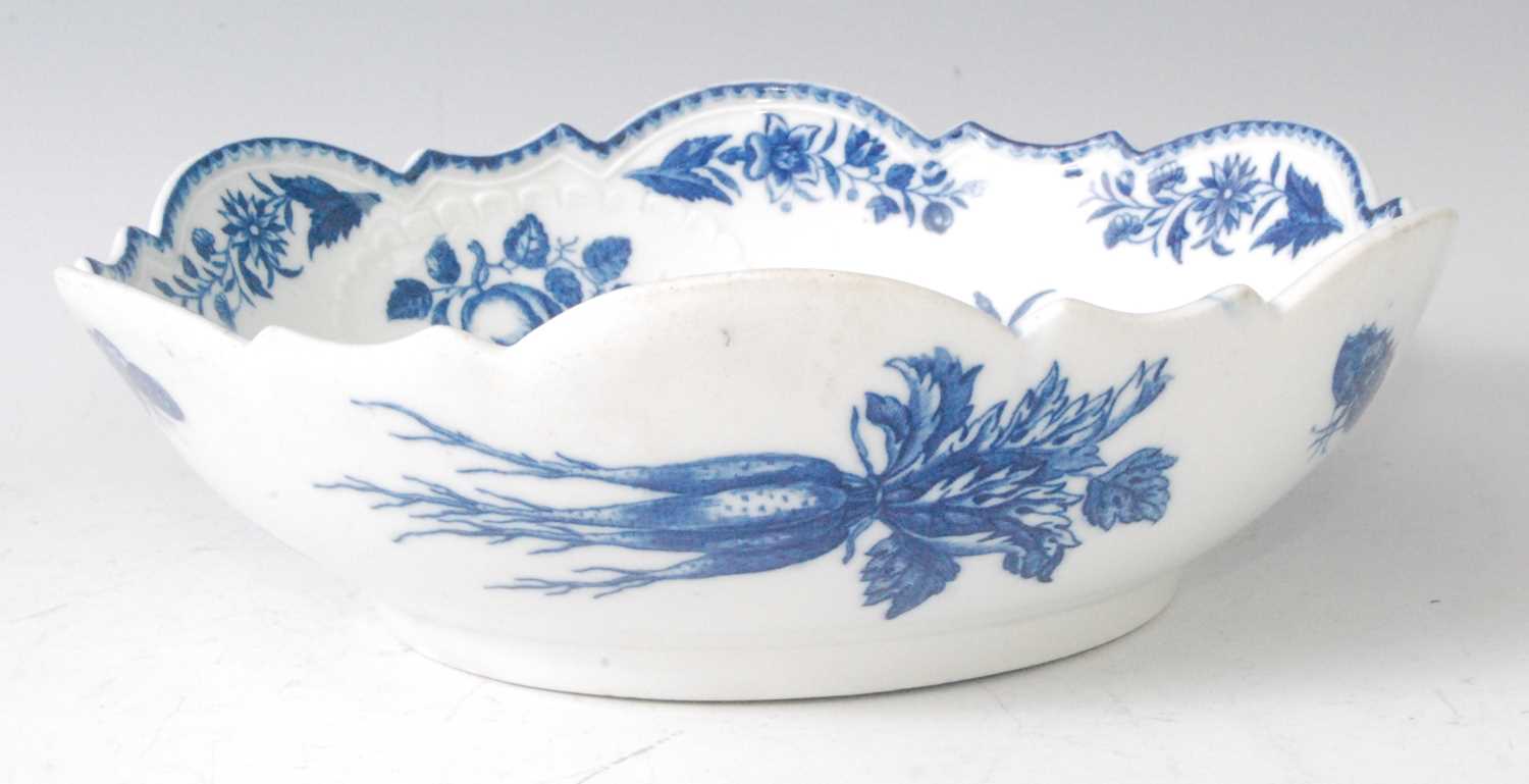 A Worcester porcelain blue and white bowl, decorated in the Pinecone pattern and having scallop - Image 2 of 6