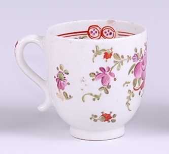 A Lowestoft porcelain coffee can, polychrome enamel decorated in the Curtis pattern, circa 1780, - Image 3 of 5