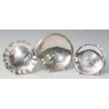 A modern silver footed bonbon dish, Birmingham 1963, dia.12cm; together with a silver pin tray by