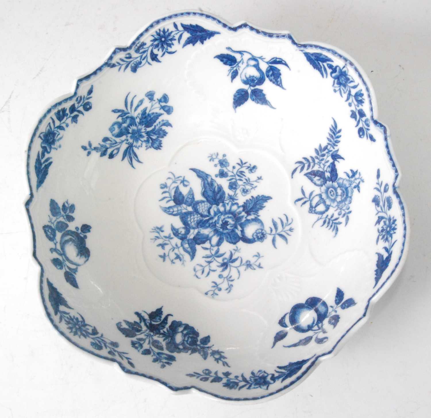 A Worcester porcelain blue and white bowl, decorated in the Pinecone pattern and having scallop - Image 5 of 6