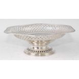 A George V silver footed bonbon dish, of pierced hexagonal form, 6.3oz, maker J.O. Ltd, Birmingham