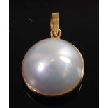 A yellow metal cultured mabe pearl pendant, having a solid bale, dia.14.2mm, gross weight 2.7g,
