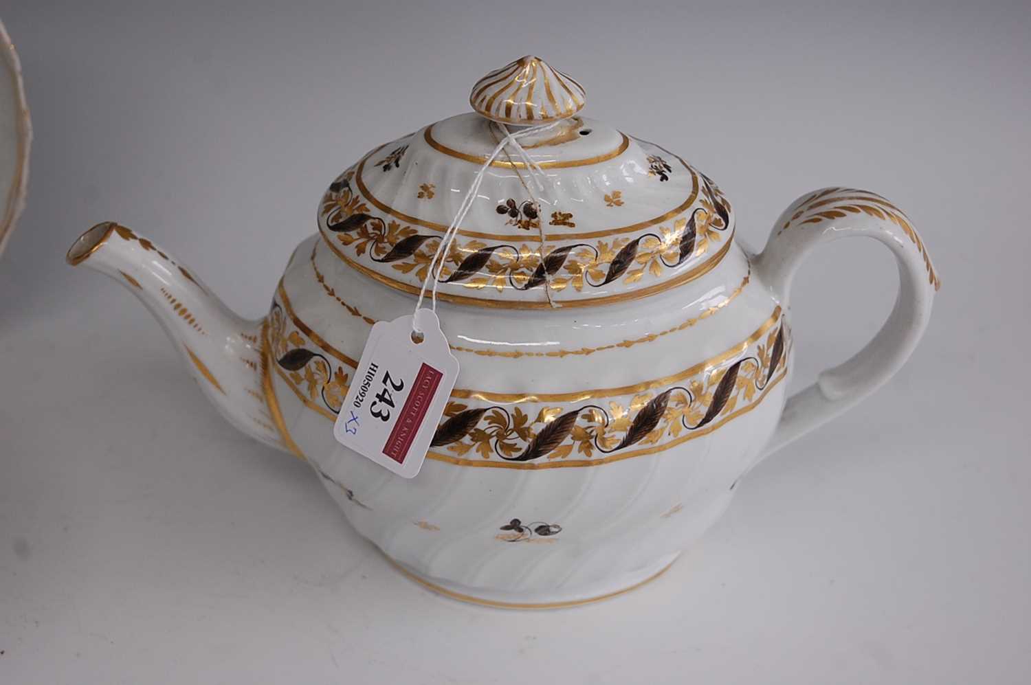 A late 18th century Chamberlain Worcester teapot together with accompanying near matching slop - Image 2 of 4