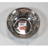 A Walker & Hall silver bonbon dish, having pierced sides, 2.1oz, dia.12cm